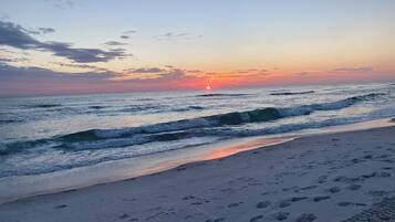 Na praia, espreguiçadeiras