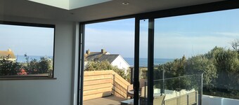 Rustic surfy 4 bed with hot tub across the road from the beach