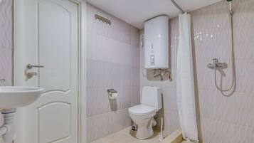 Luxury-Zimmer | Badezimmer | Dusche, kostenlose Toilettenartikel, Haartrockner, Seife