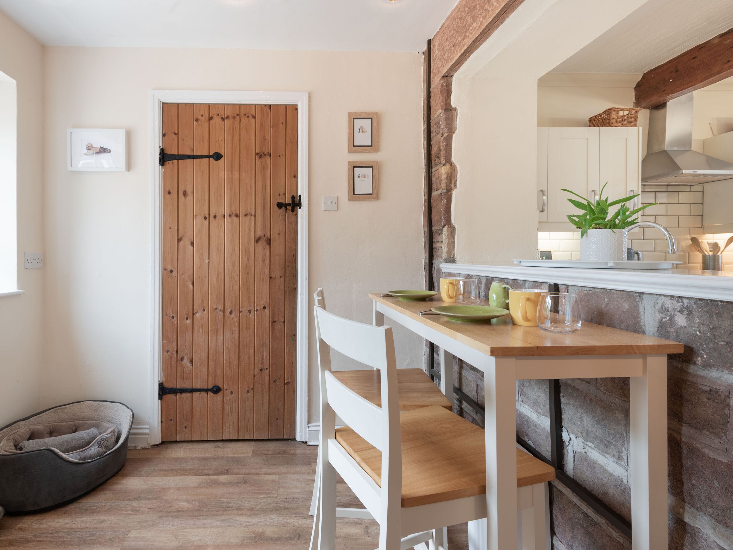HORSE SHOE COTTAGE, pet friendly, character holiday cottage in Leek