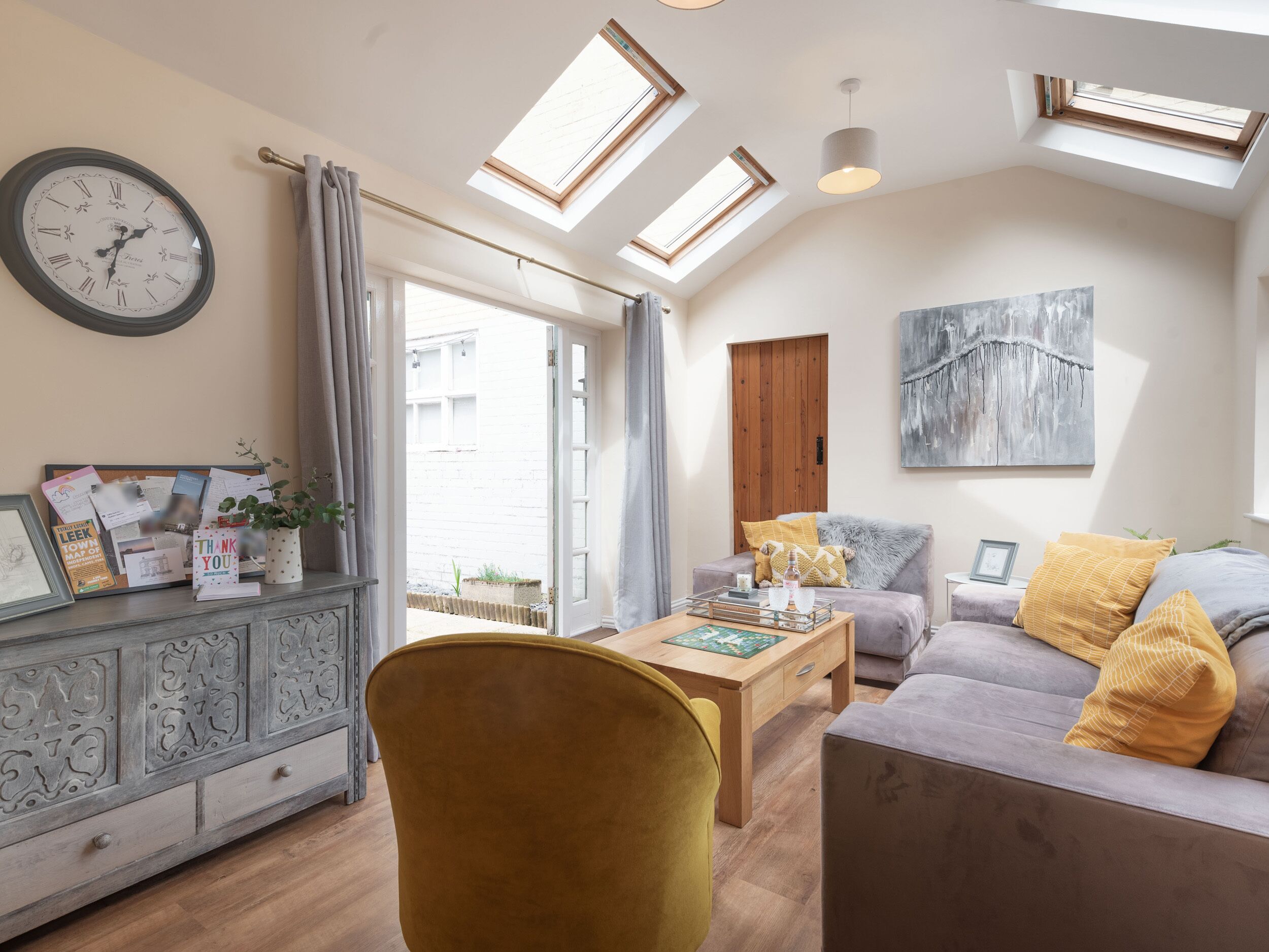 HORSE SHOE COTTAGE, pet friendly, character holiday cottage in Leek