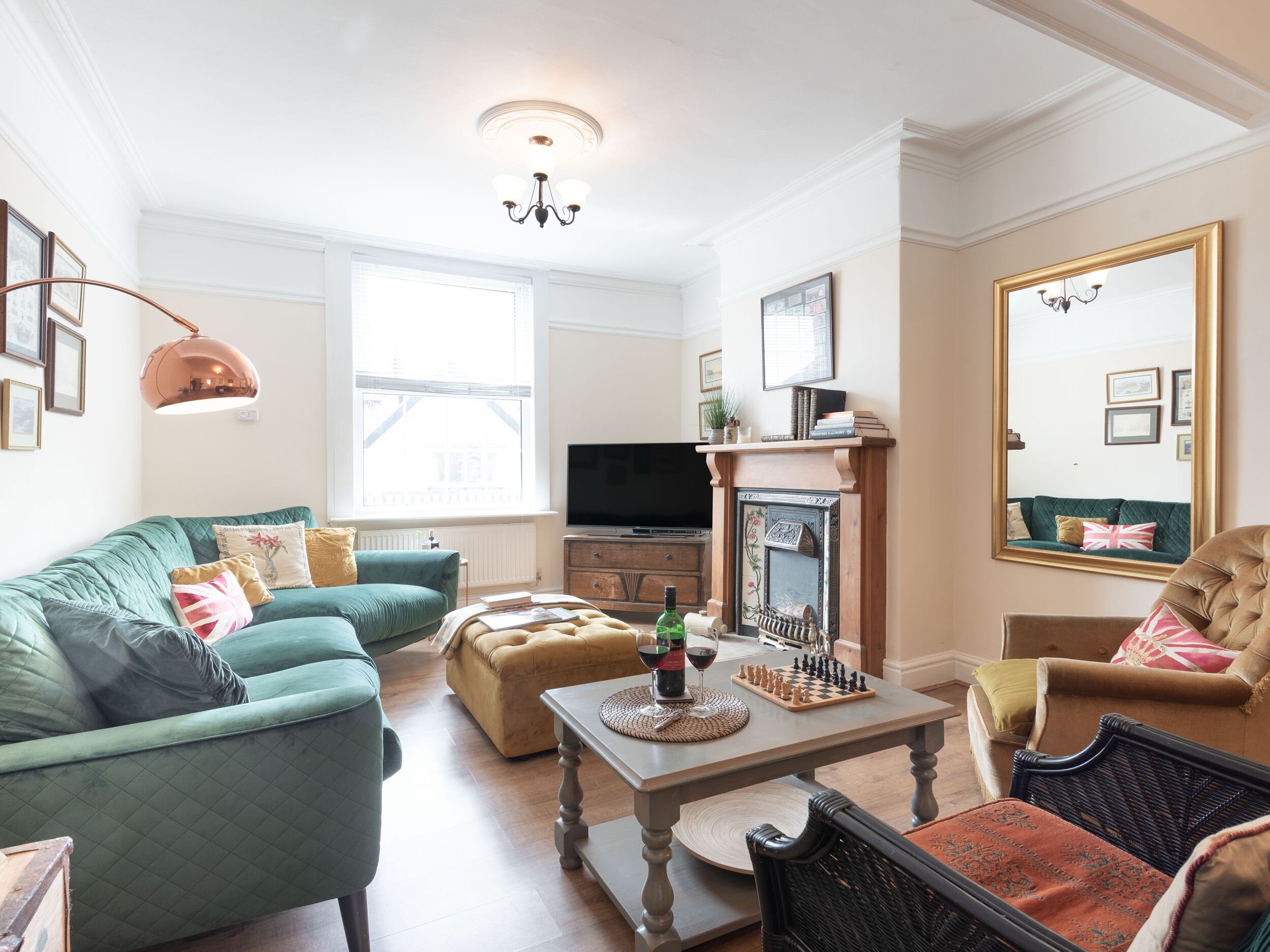 HORSE SHOE COTTAGE, pet friendly, character holiday cottage in Leek