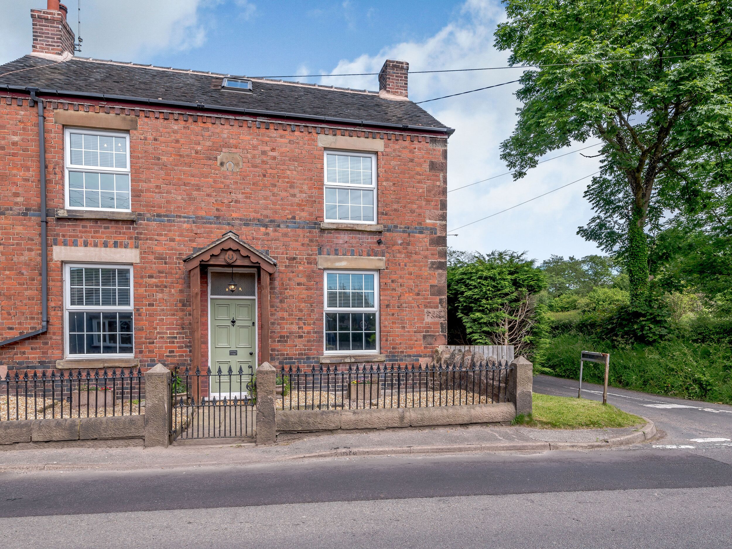HORSE SHOE COTTAGE, pet friendly, character holiday cottage in Leek