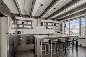 Een koelkast, een magnetron, een oven, een kookplaat