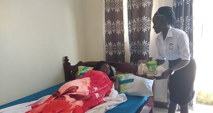 Famko Hotel - Sleeps 24 - Parking - Garden