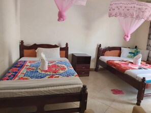 4 bedrooms, iron/ironing board, free WiFi, bed sheets - Famko Hotel - Sleeps 24 - Parking - Garden (Lira)