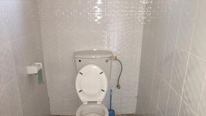 Unclassified image, 5 of 12, button - Famko Hotel - Sleeps 24 - Parking - Garden (Lira)