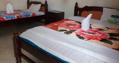 Famko Hotel - Sleeps 24 - Parking - Garden