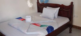 Famko Hotel - Sleeps 24 - Parking - Garden