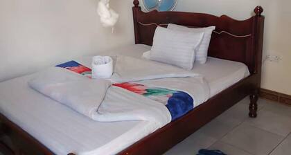 Famko Hotel - Sleeps 24 - Parking - Garden