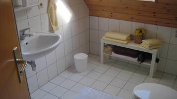 Doccia, asciugacapelli, asciugamani, sapone