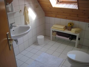 Shower, hair dryer, towels, soap - St.magnus - Wohnung Nahe Jacobs Uni und Park (Bremen)