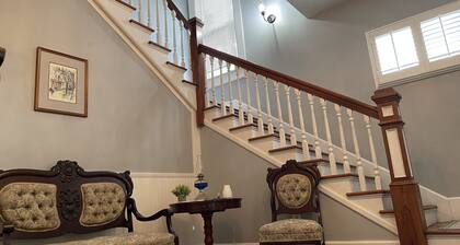 2/2 Apt downtown in restored historic home yr 1891