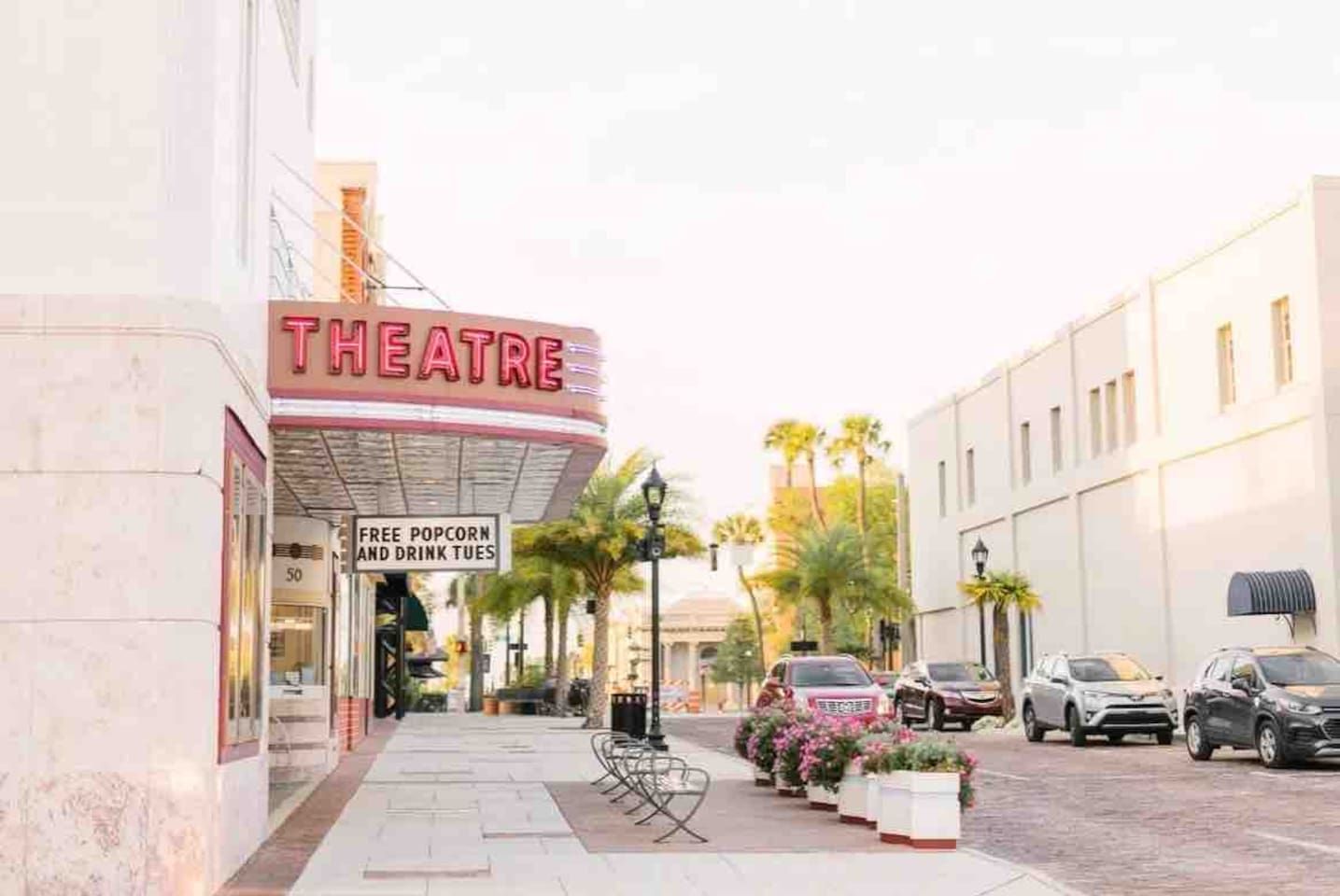 Un théâtre doté d’une enseigne lumineuse, de places assises en plein air et d’un panneau indiquant que du pop-corn et des boissons sont offerts gratuitement les mardis.