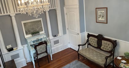 2/2 Apt downtown in restored historic home yr 1891