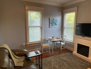 Een smart-tv en een open haard