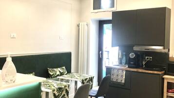 Frigorífico pequeño, microondas (previa solicitud) y placa de cocina