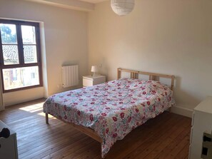 4 makuuhuonetta, silitysrauta/-lauta, vauvan matkasänky, Wi-Fi