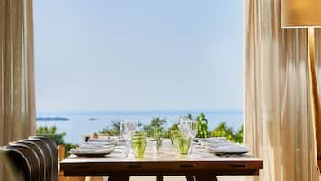 Elegance Villa Sea View with Individual Pool | Khu vực ăn uống tại phòng
