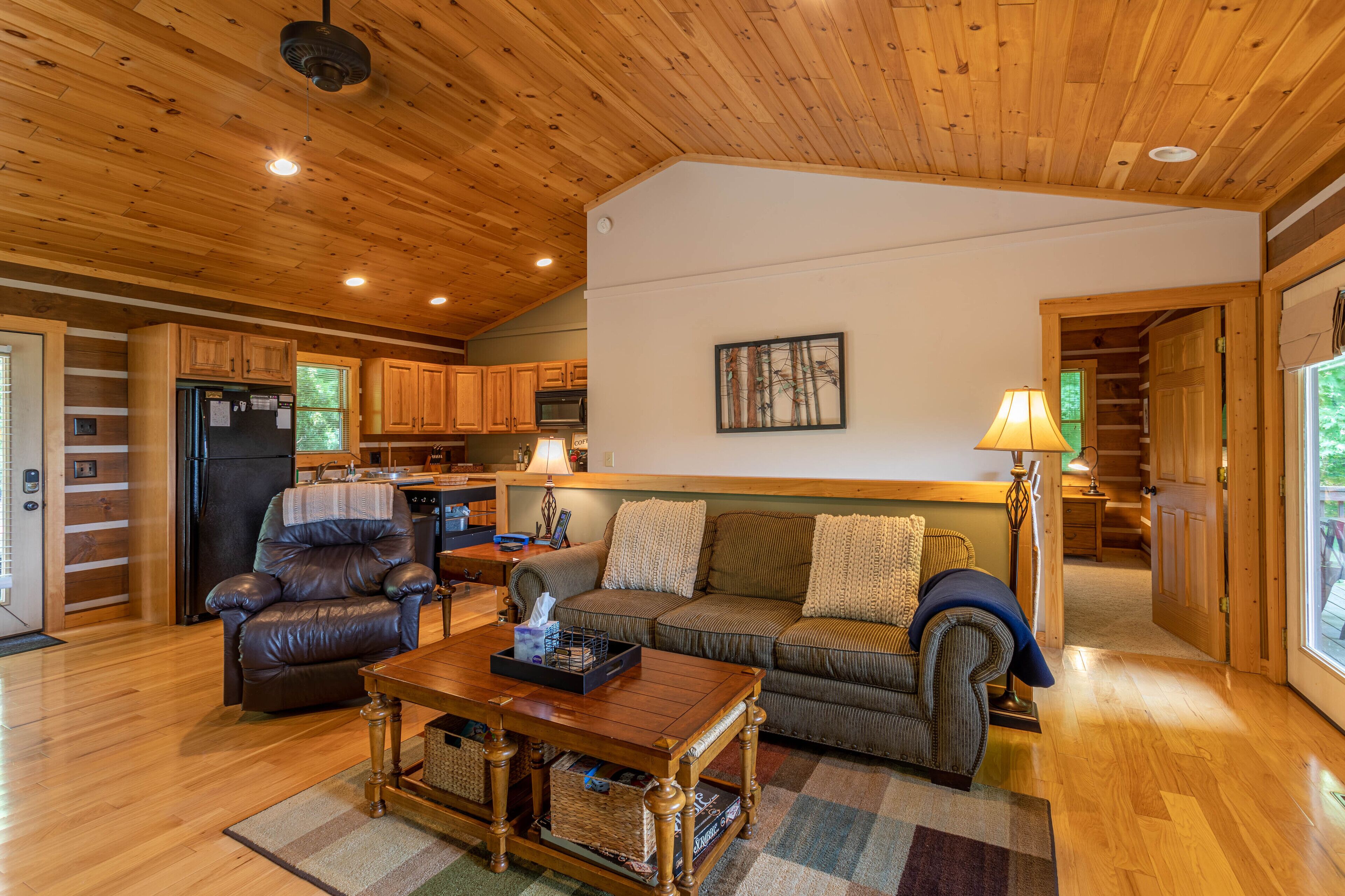 1 Relaxing Place - Quaint cottage, great mountain view, hot tub, and fire pit! Private!