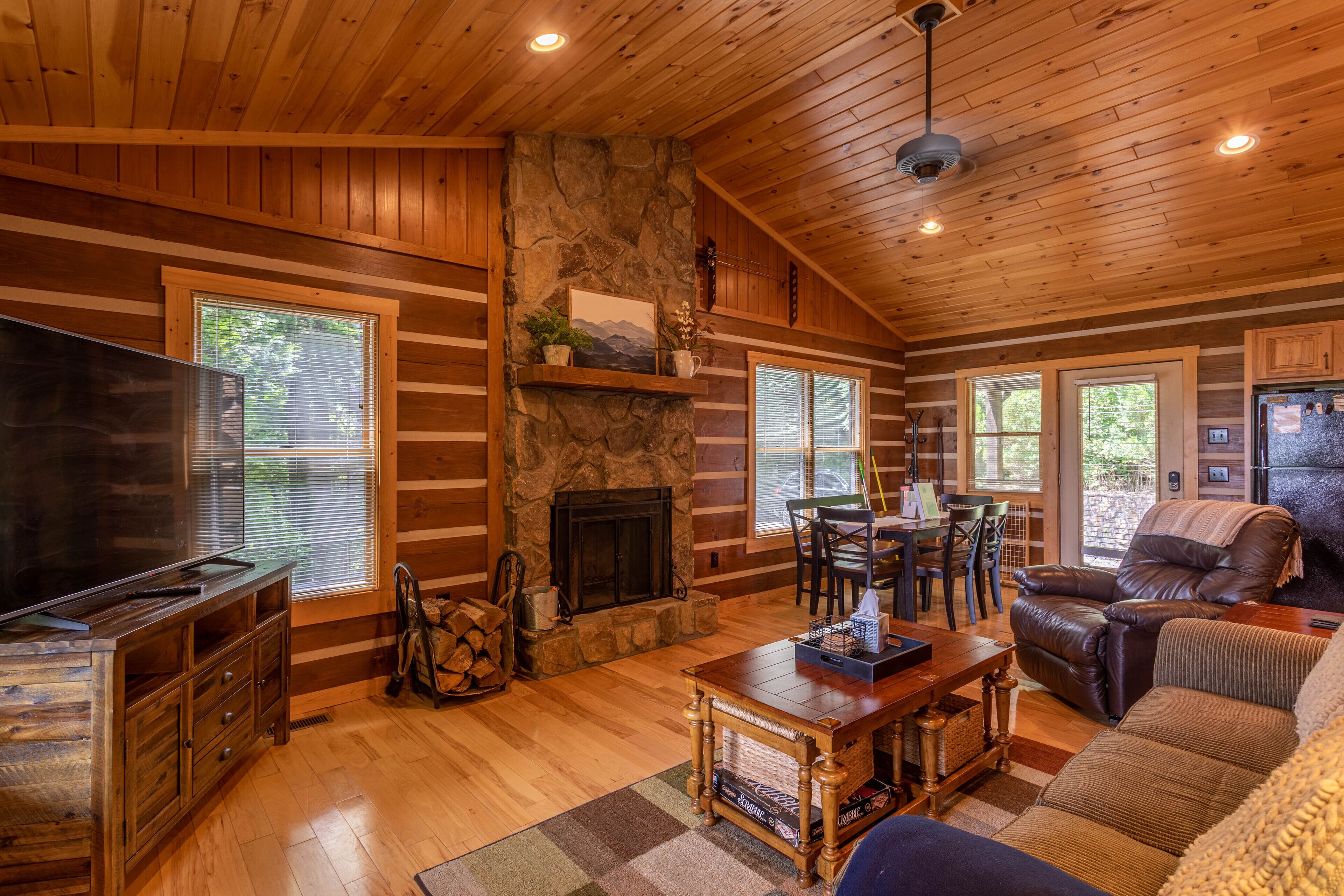 1 Relaxing Place - Quaint cottage, great mountain view, hot tub, and fire pit! Private!