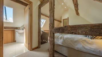 4 bedrooms, iron/ironing board, travel cot, Internet