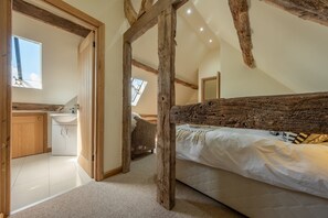 4 bedrooms, iron/ironing board, travel cot, Internet - A Grade I listed building that has been sympathetically renovated & transformed (Peterchurch)
