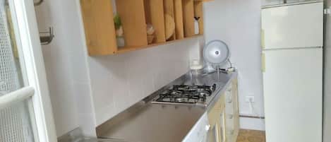 Refrigerador, parrilla de estufa, tetera eléctrica y tostadora