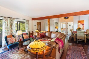 TV connectée, livres, espaces bureaux