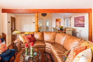 TV connectée, livres, espaces bureaux