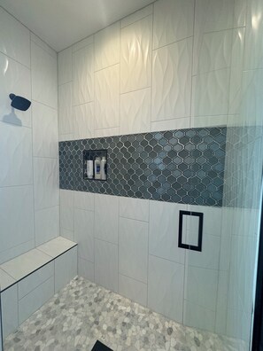 Douche, sèche-cheveux, serviettes fournies, savon