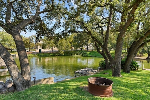 Lakefront Luxury on quiet cove - Perfect to relax & play! Room for everyone