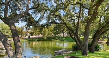 Lakefront Luxury on quiet cove - Perfect to relax & play! Room for everyone