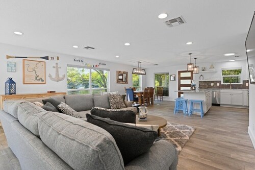 Lakefront Luxury on quiet cove - Perfect to relax & play! Room for everyone