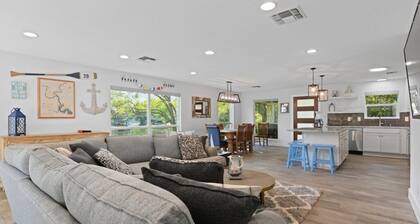 Lakefront Luxury on quiet cove - Perfect to relax & play! Room for everyone