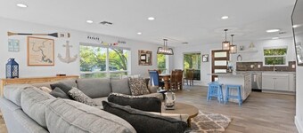 Lakefront Luxury on quiet cove - Perfect to relax & play! Room for everyone