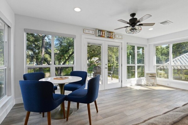 Dining - Lakefront Luxury on quiet cove - Perfect to relax & play! Room for everyone (Kingsland)