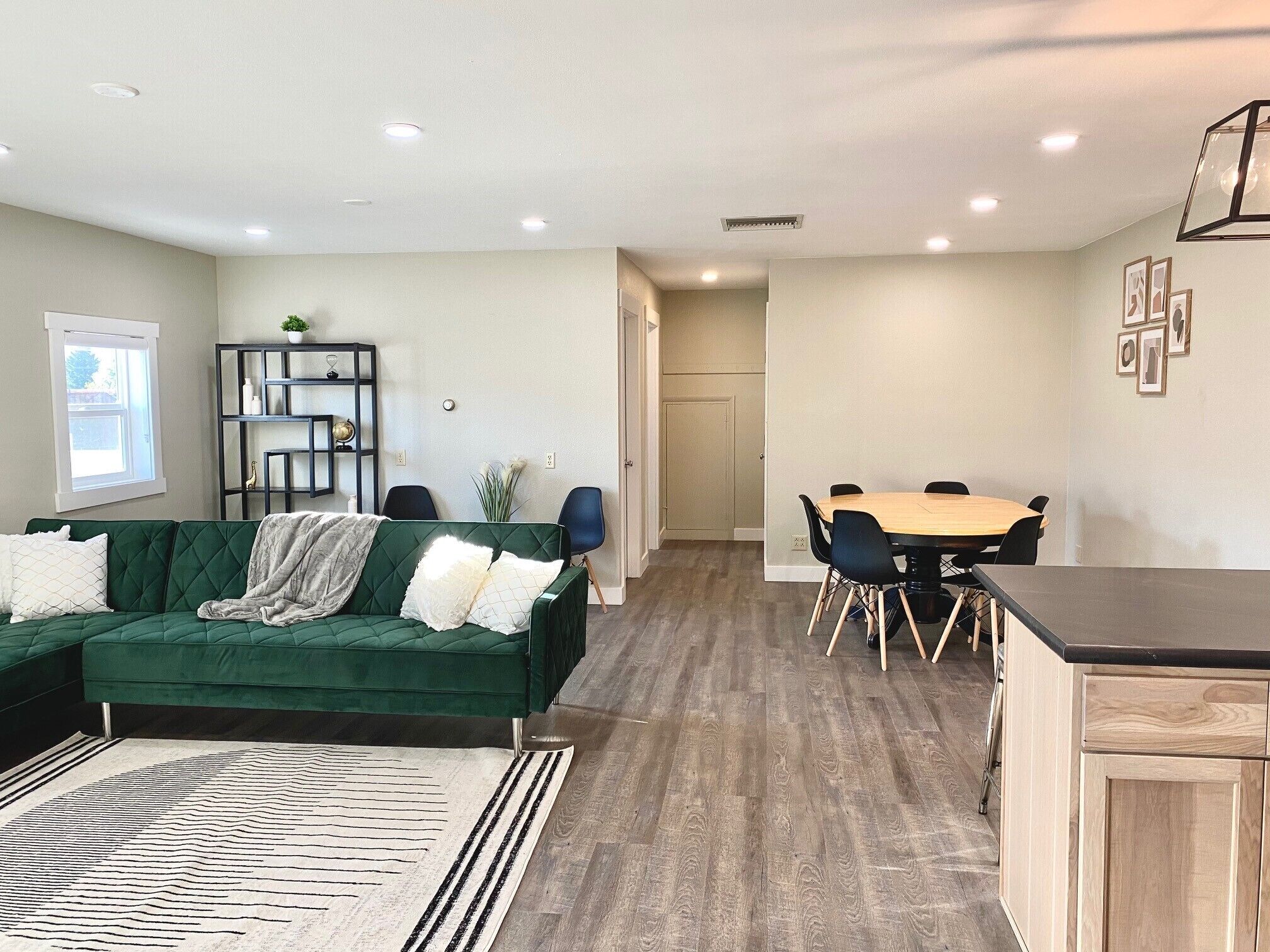 Downtown Hamilton apartment with great walk score! Sleeps 6