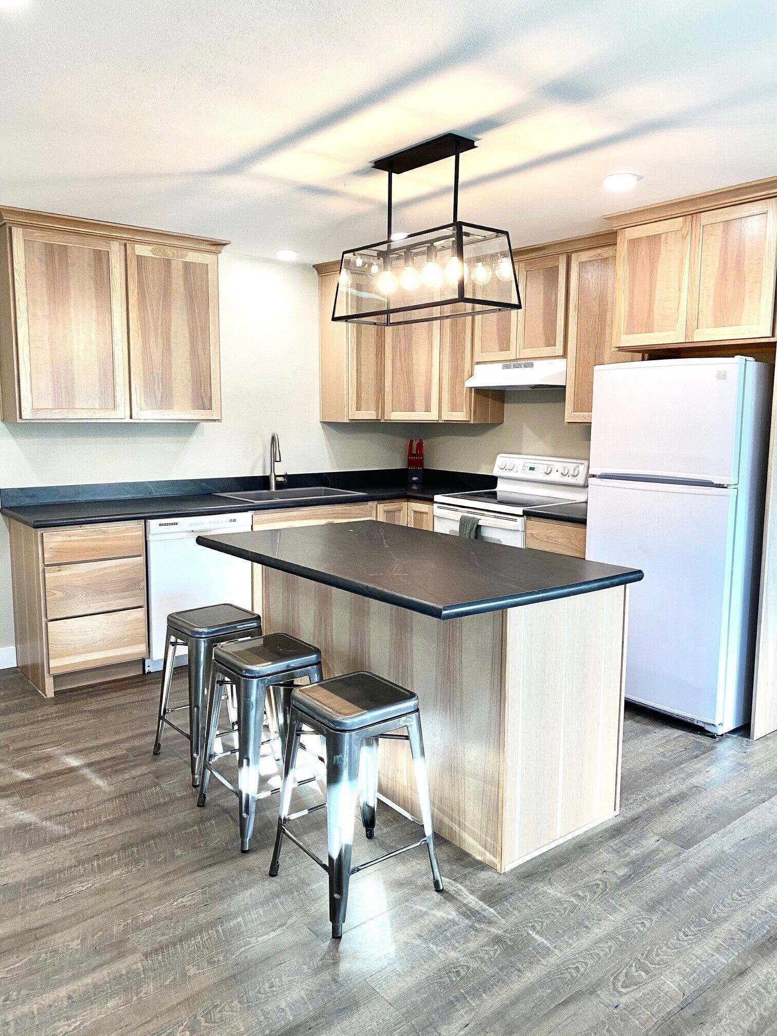 Downtown Hamilton apartment with great walk score! Sleeps 6