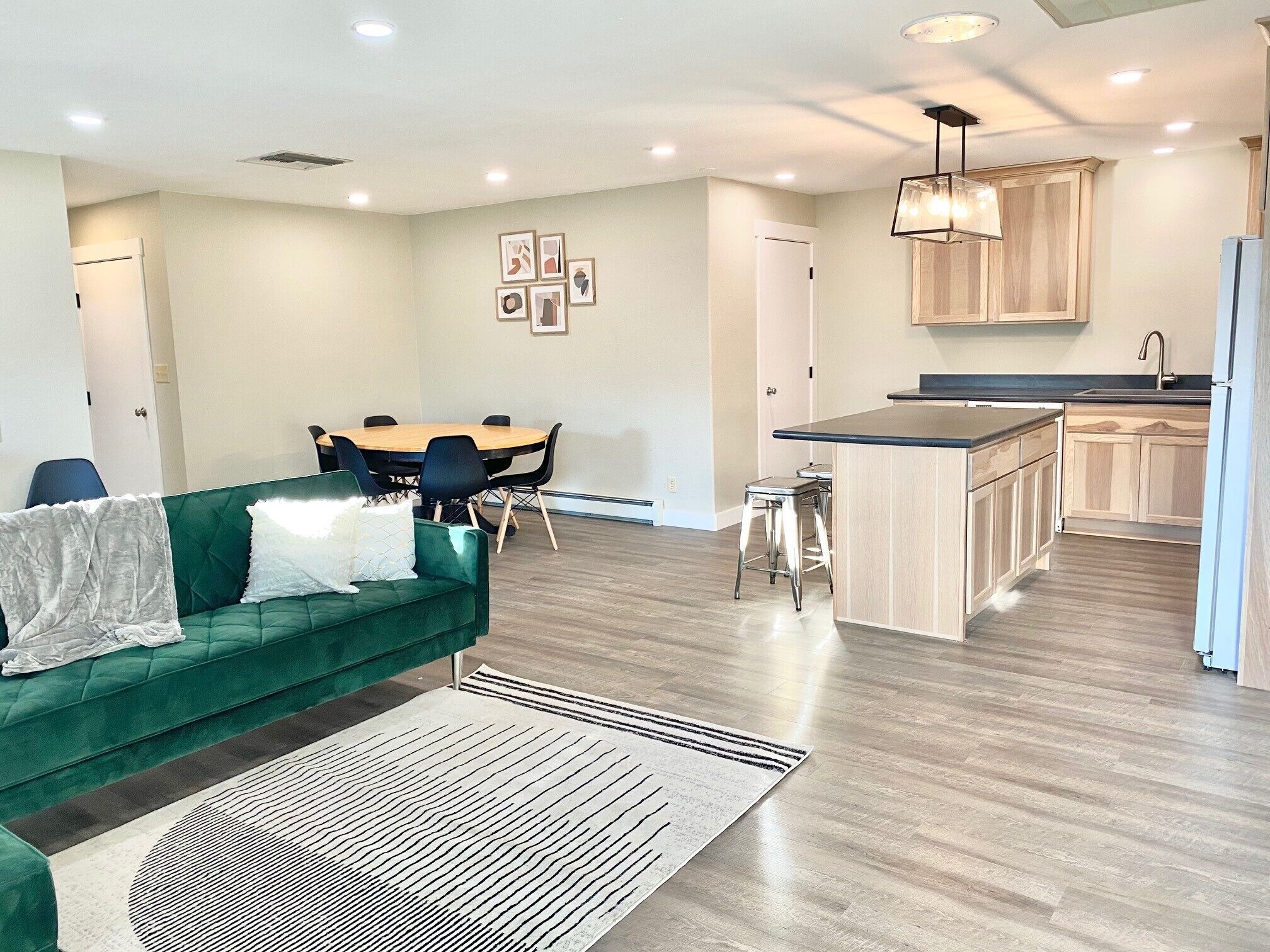 Downtown Hamilton apartment with great walk score! Sleeps 6