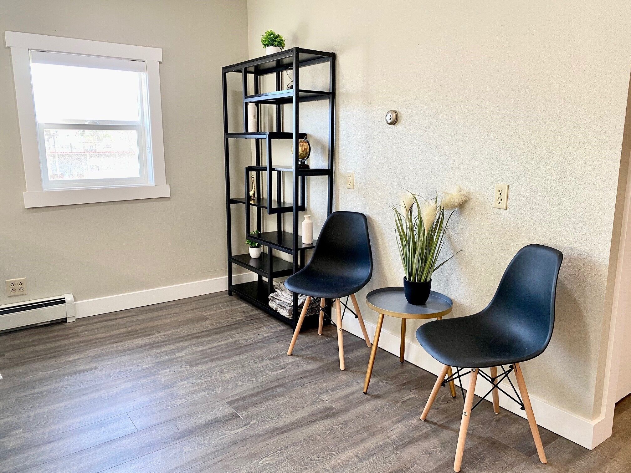 Downtown Hamilton apartment with great walk score! Sleeps 6