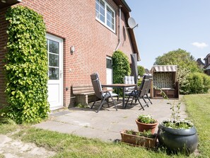 Outdoor dining - Spacious vacation apartment with terrace and garden (Westerdeichstrich)