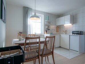 Dining - Spacious vacation apartment with terrace and garden (Westerdeichstrich)