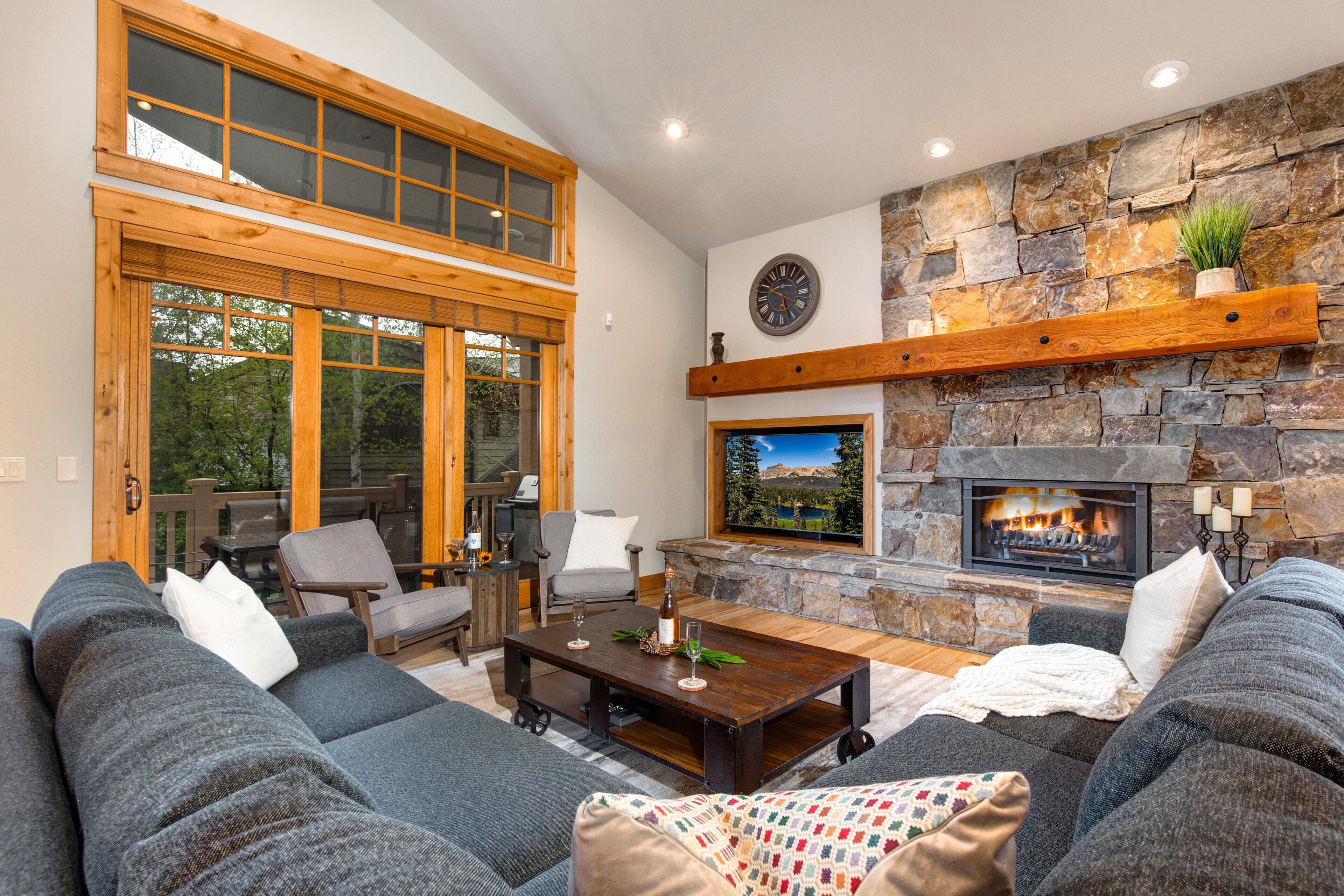 TV, fireplace