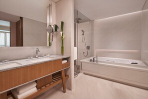 Deluxe Suite (Regency) | Bathroom | Designer toiletries, hair dryer, bathrobes, slippers - Hyatt Regency Guangzhou Zengcheng (Guangzhou)