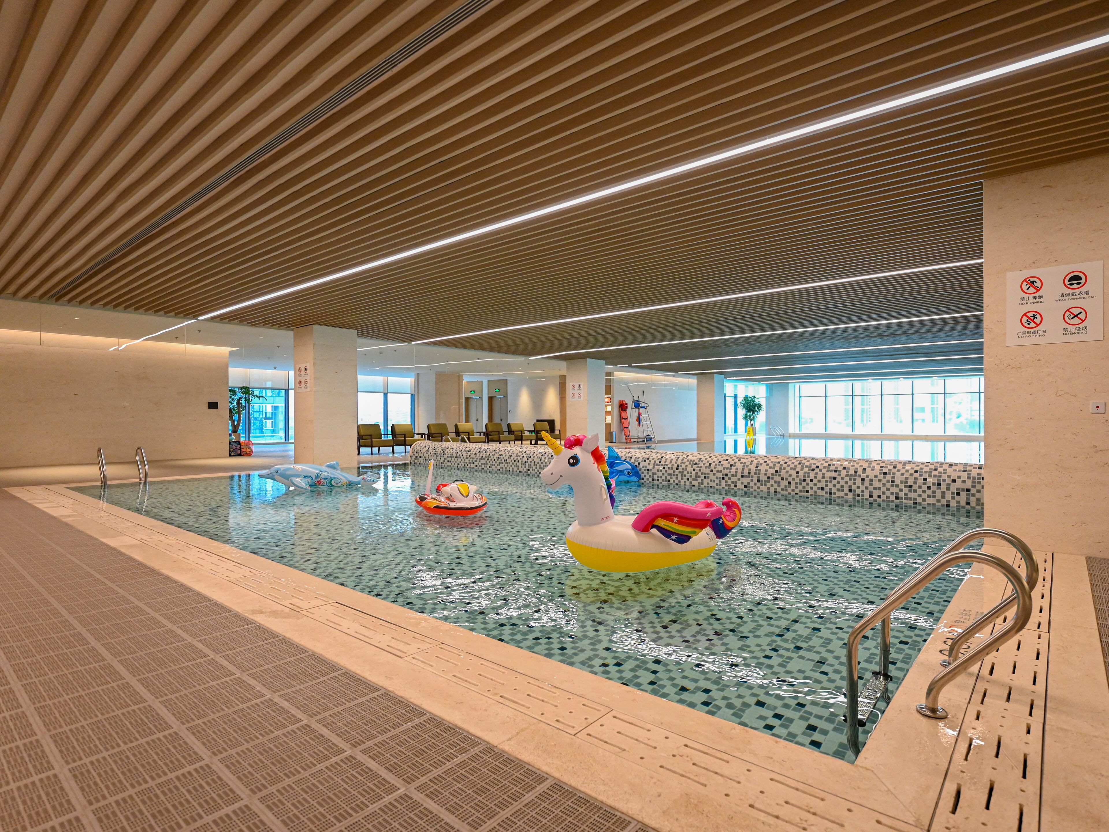 室內泳池；場內有救生員當值