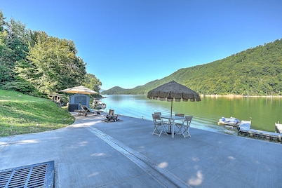 LAKE FRONT WITH DOCK ! NO STAIRS TO REACH WATER! FAMILIES LOVE IT! SO WILL YOU!