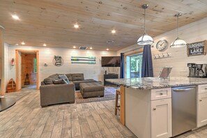 Smart TV - EXPERIENCE THE WATER'S EDGE.  FAMILIES LOVE IT! EVERYONE LOVES IT!
 (Butler)