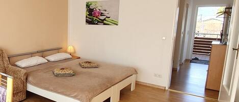 1 habitación, tabla de planchar con plancha, wifi gratis y ropa de cama