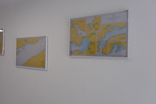 Dos mapas enmarcados en una pared.